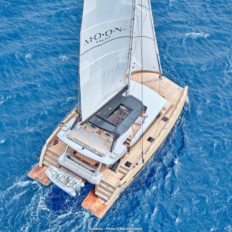 Pro - aerial underway sail stern